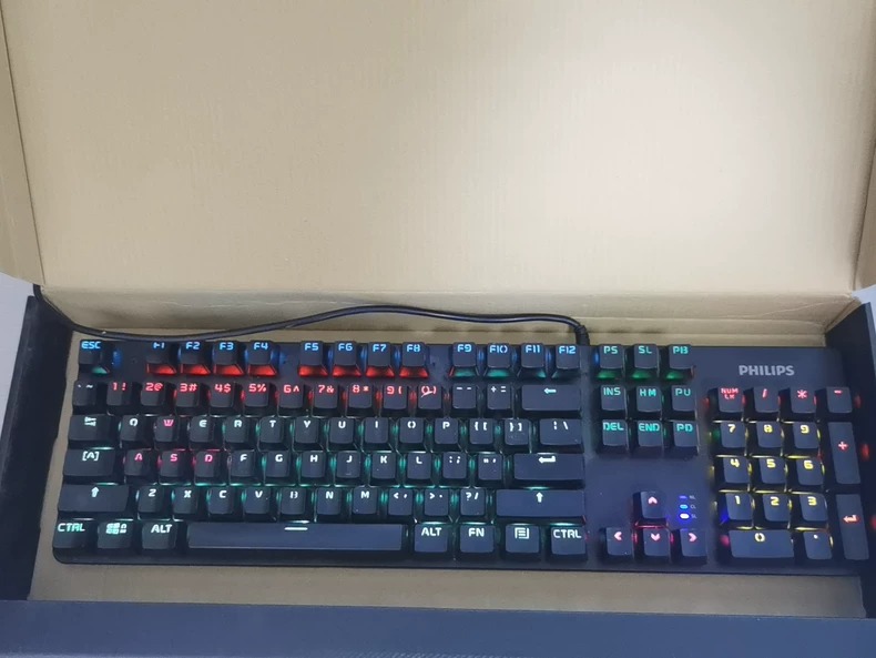 机械键盘，USB有线连接，RGB背光效果超赞。按键手感舒适，全触发无卡顿，适合游戏和办公。  普通的10元一套带鼠标 机械键盘25一套，不带鼠标  功能完好，灯